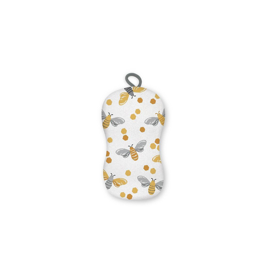 Meet the 2-in-1 Sponge in Bee, your new kitchen superhero! 🐝🧽 Tough and stylish, these machine-washable sponges are ready to tackle messes with their non-abrasive scrubber backing.