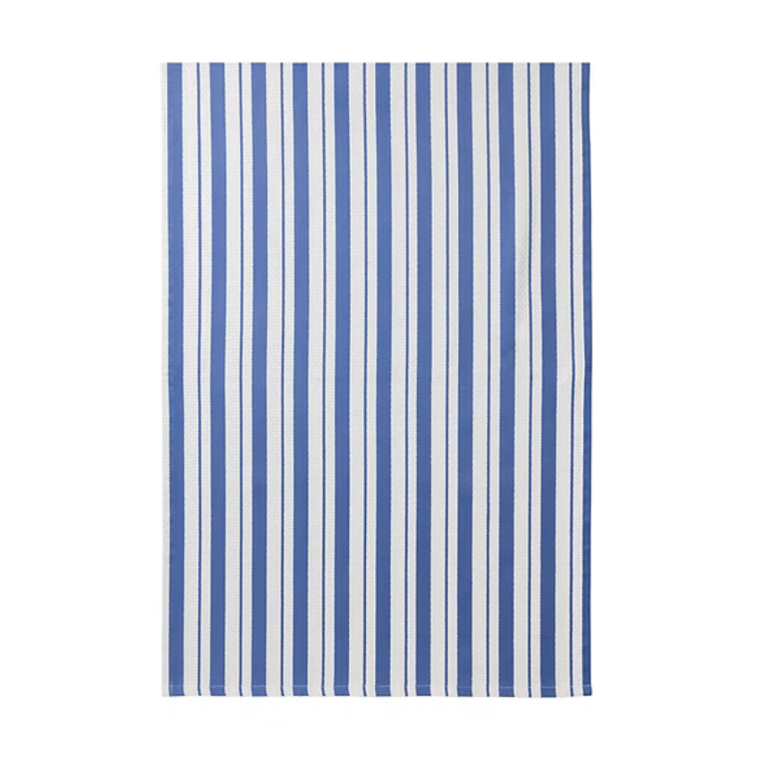 At 20” x 30”, this versatile, machine-washable towel is ready for everyday use, bringing classic function and style to your kitchen.