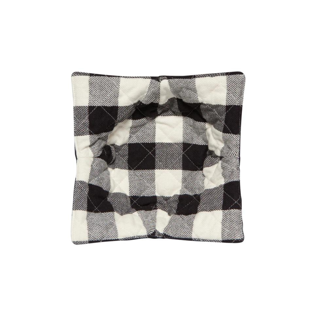 Embrace cozy comfort with the Black Bowl Cozy—your new favorite way to handle hot bowls with ease! Perfect for cradling your morning oatmeal or afternoon soup, these quilted cozies are crafted from 100% cotton and feature a stylish plaid print that adds a touch of charm to every meal.