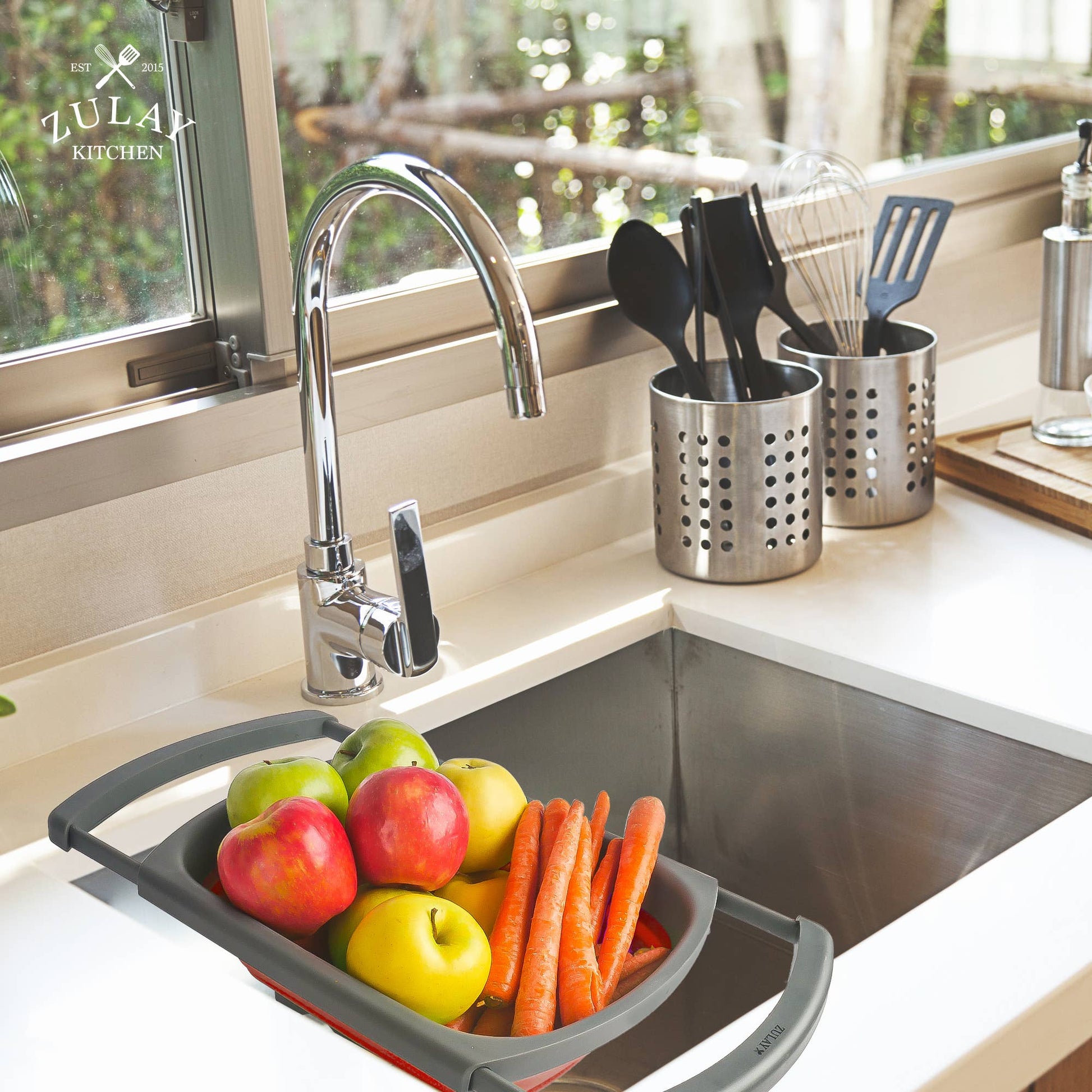 Zulay Kitchen Collapsible Colander in bold red is the ultimate space-saving kitchen essential! With a generous 6-quart capacity, it’s perfect for rinsing fruits and veggies or draining pasta with ease. The collapsible design makes storage a breeze, while extendable handles (adjusting from 15 to 23.8 inches) let it sit securely over most sinks—keeping food elevated while draining.