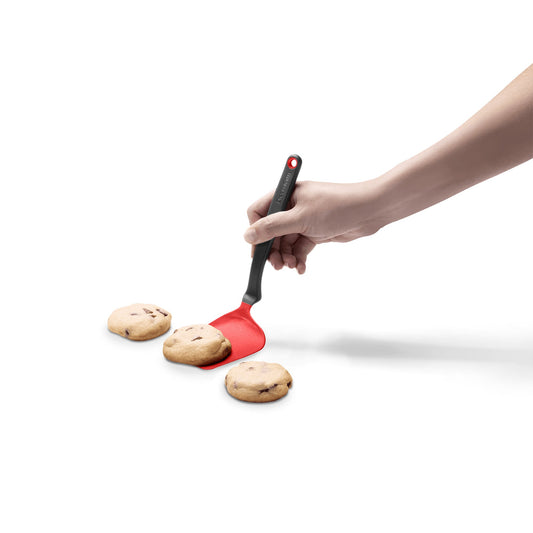 The Chopula's small, but just as mighty, sibling! The Mini Chopula's small, flexible head easily slides under food for a clean lift, making it perfect for cookies, eggs, and brownies. The angled handle and multi-curved head reach every corner of any pan or tray, while keeping your hand away from food and heat. 