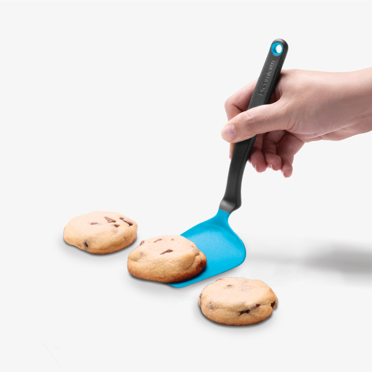The Chopula's small, but just as mighty, sibling! The Mini Chopula's small, flexible head easily slides under food for a clean lift, making it perfect for cookies, eggs, and brownies. The angled handle and multi-curved head reach every corner of any pan or tray, while keeping your hand away from food and heat. 
