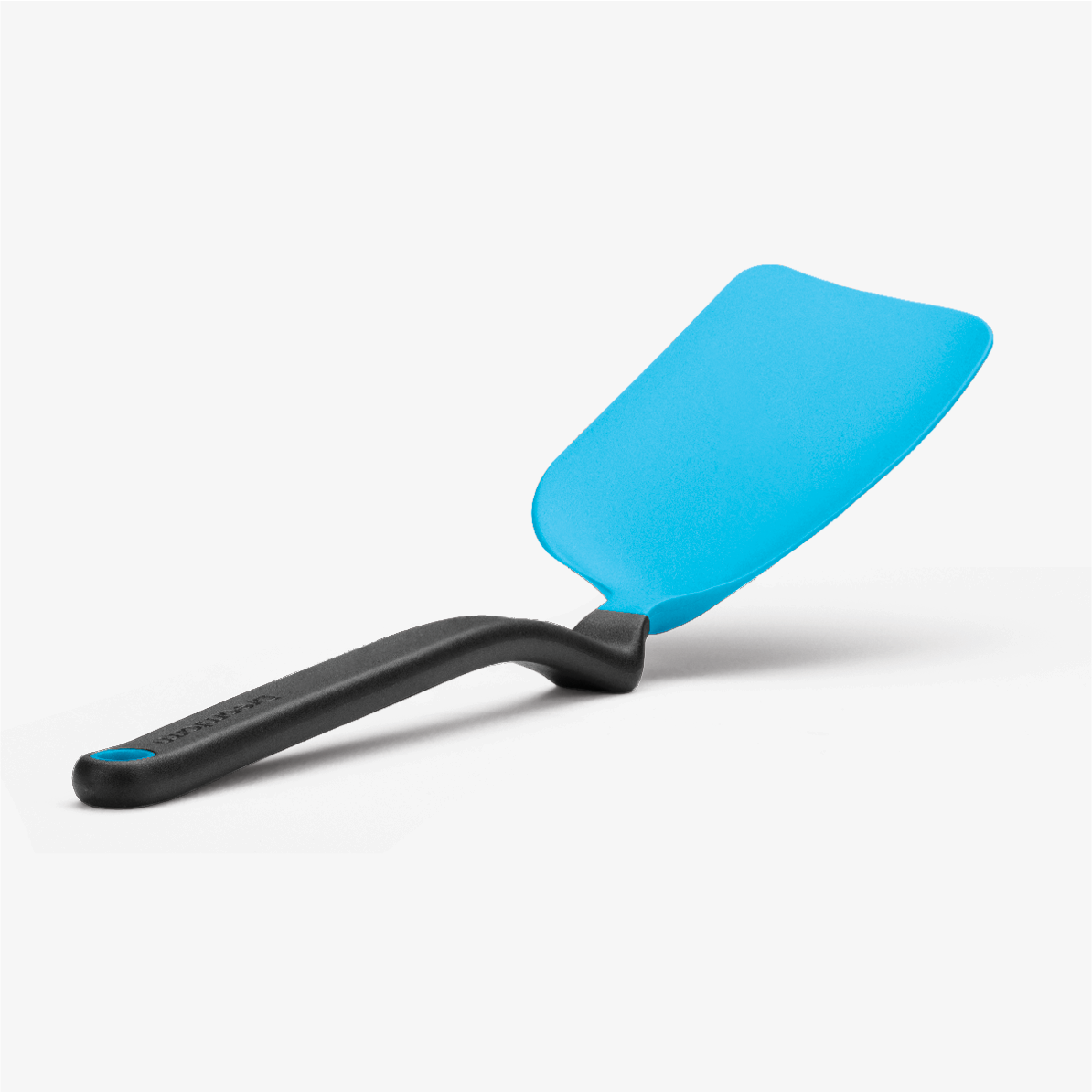 The Chopula's small, but just as mighty, sibling! The Mini Chopula's small, flexible head easily slides under food for a clean lift, making it perfect for cookies, eggs, and brownies. The angled handle and multi-curved head reach every corner of any pan or tray, while keeping your hand away from food and heat. 
