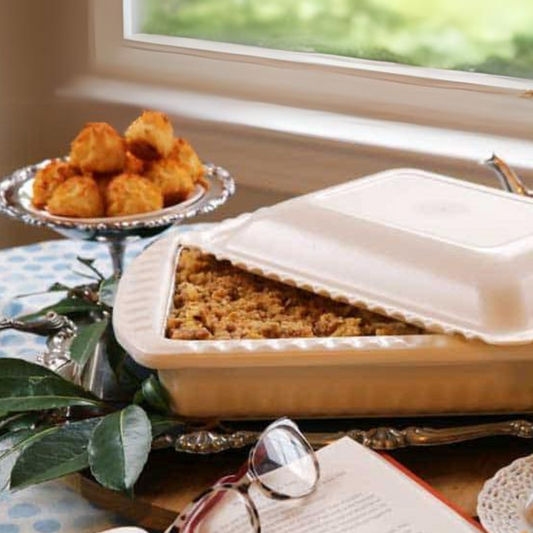 Foil Decor has three plastic components that work as a system to hold a 9x13 foil pan.