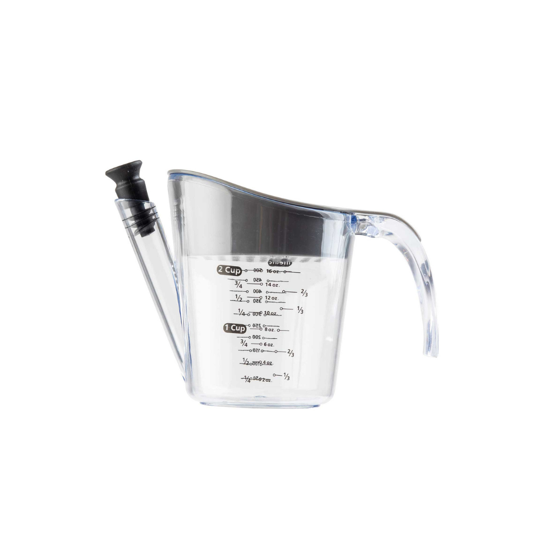 This 16 oz separator helps you create healthier gravies and sauces by effortlessly separating fat from pan juices. Simply pour the drippings into the strainer top, let it filter, then remove the stopper from the spout to serve.