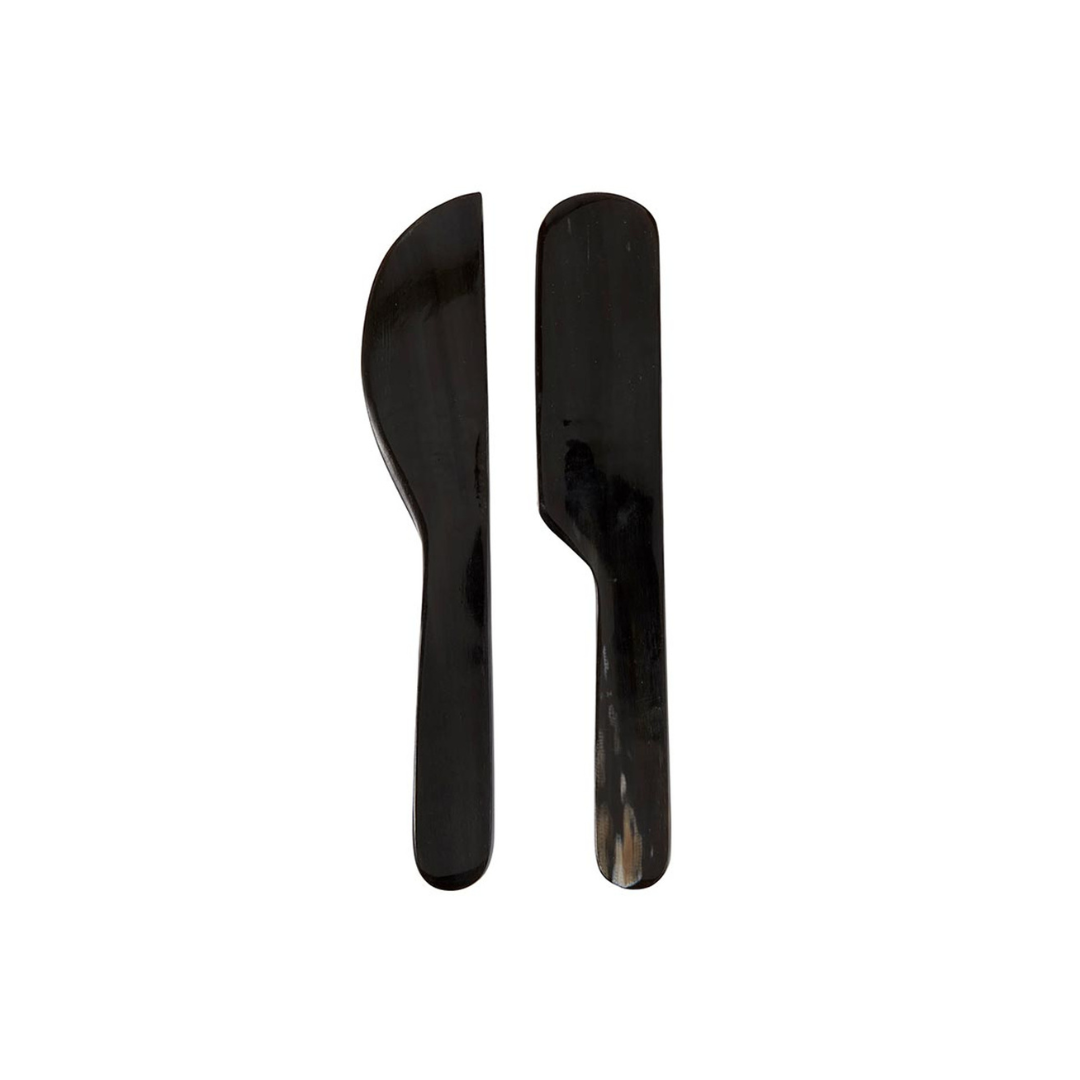 These horn cheese spreaders, hand-crafted from Indian buffalo horns, are unique, one-of-a-kind table accessories. Skilled artisans transform the horns into these beautiful and functional pieces, adding a touch of elegance to your cheese board. Each set of two spreaders varies slightly in color and shape, making them truly special.