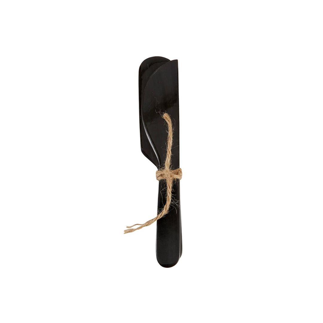 These horn cheese spreaders, hand-crafted from Indian buffalo horns, are unique, one-of-a-kind table accessories. Skilled artisans transform the horns into these beautiful and functional pieces, adding a touch of elegance to your cheese board. Each set of two spreaders varies slightly in color and shape, making them truly special.