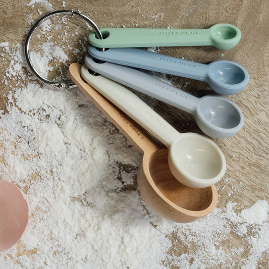 The Coastal Measuring Spoons set combines contemporary silicone hues with classic beech wood for a stylish and functional kitchen essential. This set of five nesting spoons (1/8 tsp, ¼ tsp, ½ tsp, 1 tsp, and 1 tbsp) features both imperial and metric measurements, ensuring accuracy for all your cooking and baking needs.