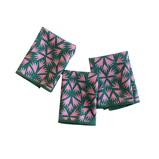 This set of three features two stunning prints on each towel, making it a versatile and vibrant addition to your home. Whether you’re drying hands, cleaning up spills, or setting a colorful table, these minis do it all in style.