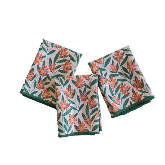 This set of three features two stunning prints on each towel, making it a versatile and vibrant addition to your home. Whether you’re drying hands, cleaning up spills, or setting a colorful table, these minis do it all in style.