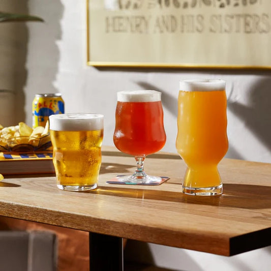 With a 13.5 oz capacity, this classic pub-style glass features a slightly open, cylindrical shape that provides plenty of room for foam, enhancing your beer-drinking experience.