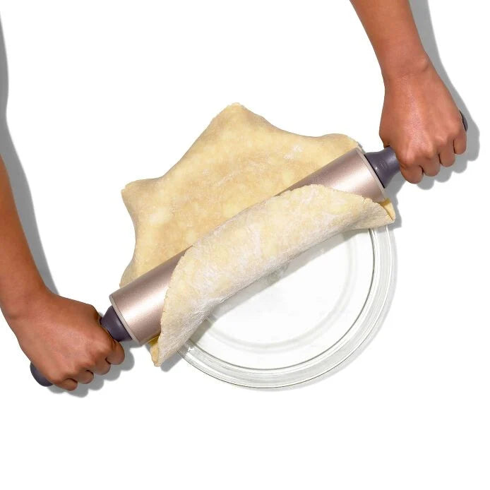 The OXO Good Grips Non-Stick Steel Rolling Pin is about to become your kitchen BFF for everything from cookie-making adventures with the kiddos to epic pizza parties! This superstar comes dressed in a slick ILAG non-stick coating that tells dough, "No sticking allowed!"