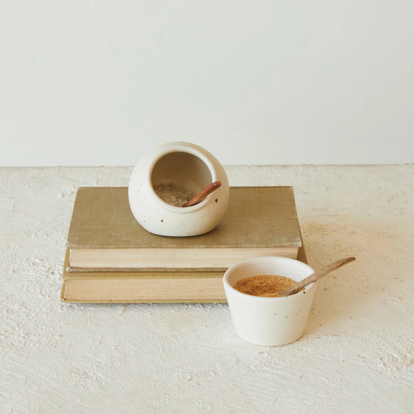 Say goodbye to clumpy salt and hello to fresh, handy seasoning with our stoneware salt cellar. The included mango wood spoon adds a touch of rustic charm. Never struggle to season again with this must-have kitchen essential.
