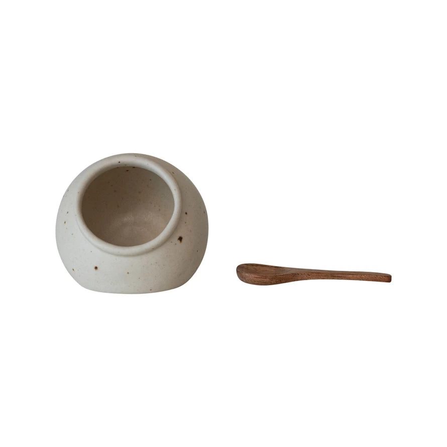 Say goodbye to clumpy salt and hello to fresh, handy seasoning with our stoneware salt cellar. The included mango wood spoon adds a touch of rustic charm. Never struggle to season again with this must-have kitchen essential.