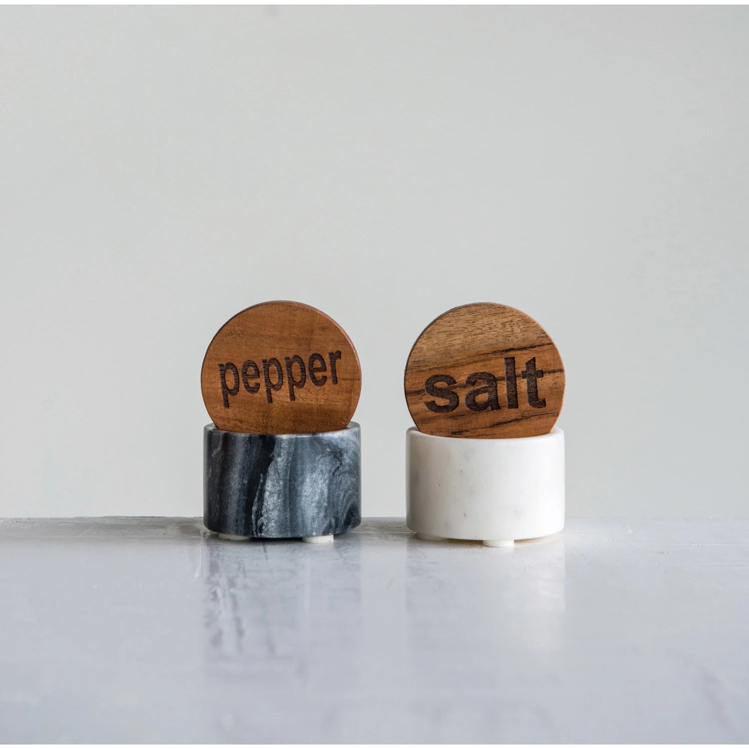 Salt and season all your cooking in classic style with pinch pots. This elegant white marble pot include a wood lid with "salt" written on top. It's a seasoning and prepping essential for the kitchen.