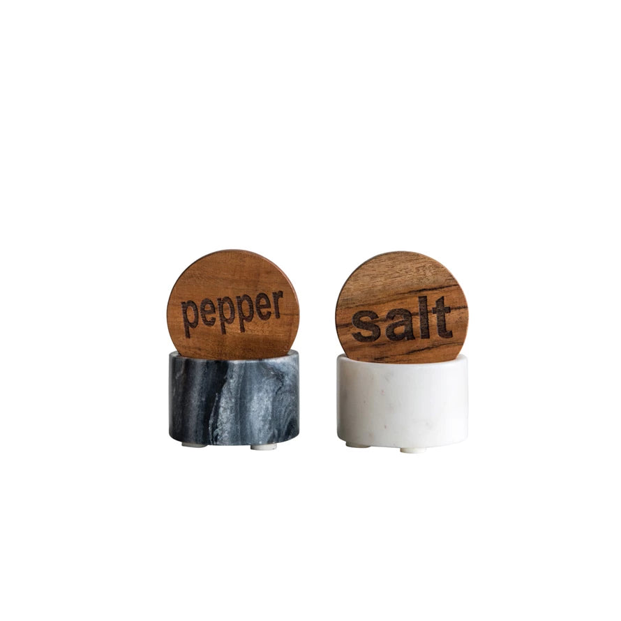 Salt and season all your cooking in classic style with pinch pots. This elegant white marble pot include a wood lid with "salt" written on top. It's a seasoning and prepping essential for the kitchen.