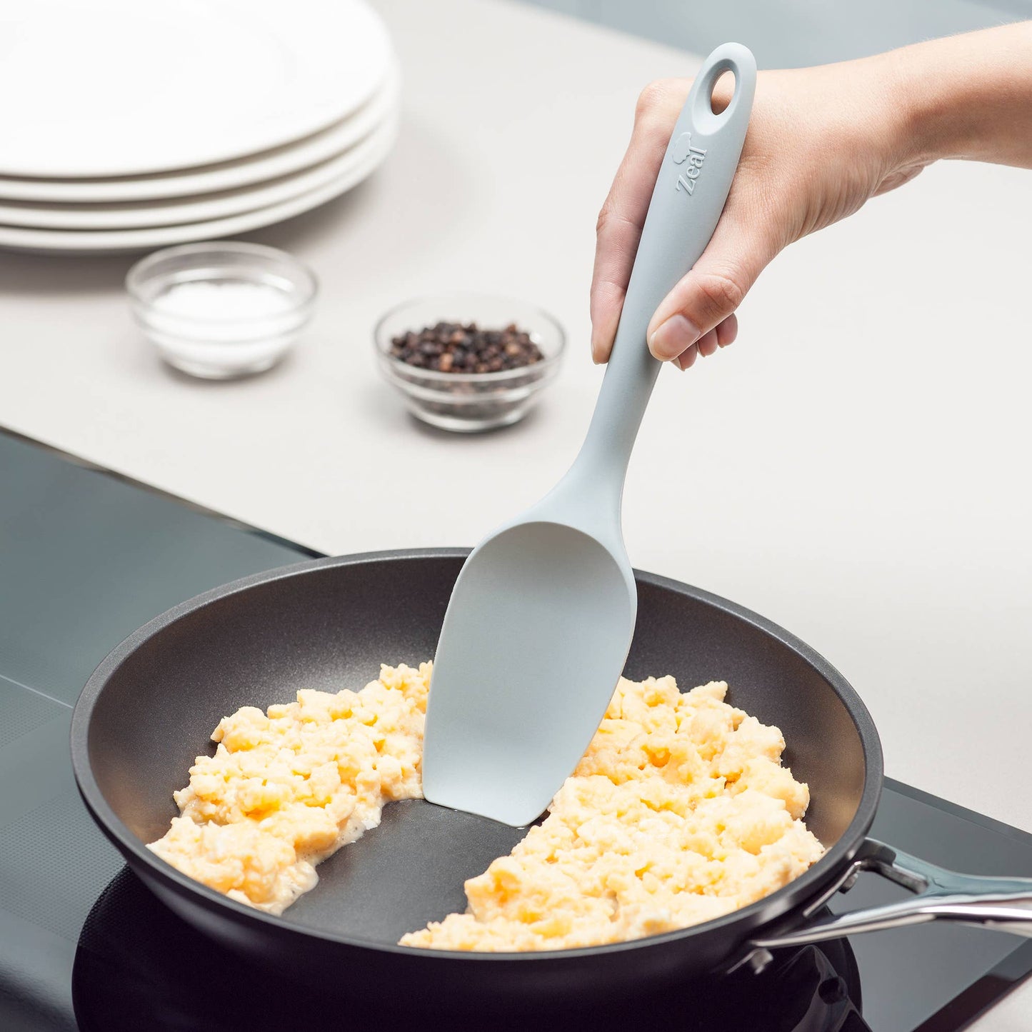 Meet your new kitchen essential—the Silicone Spoonula in Coastal Grey! This clever hybrid of a spoon and spatula is designed for ultimate versatility, making stirring, scraping, mixing, and baking a breeze.