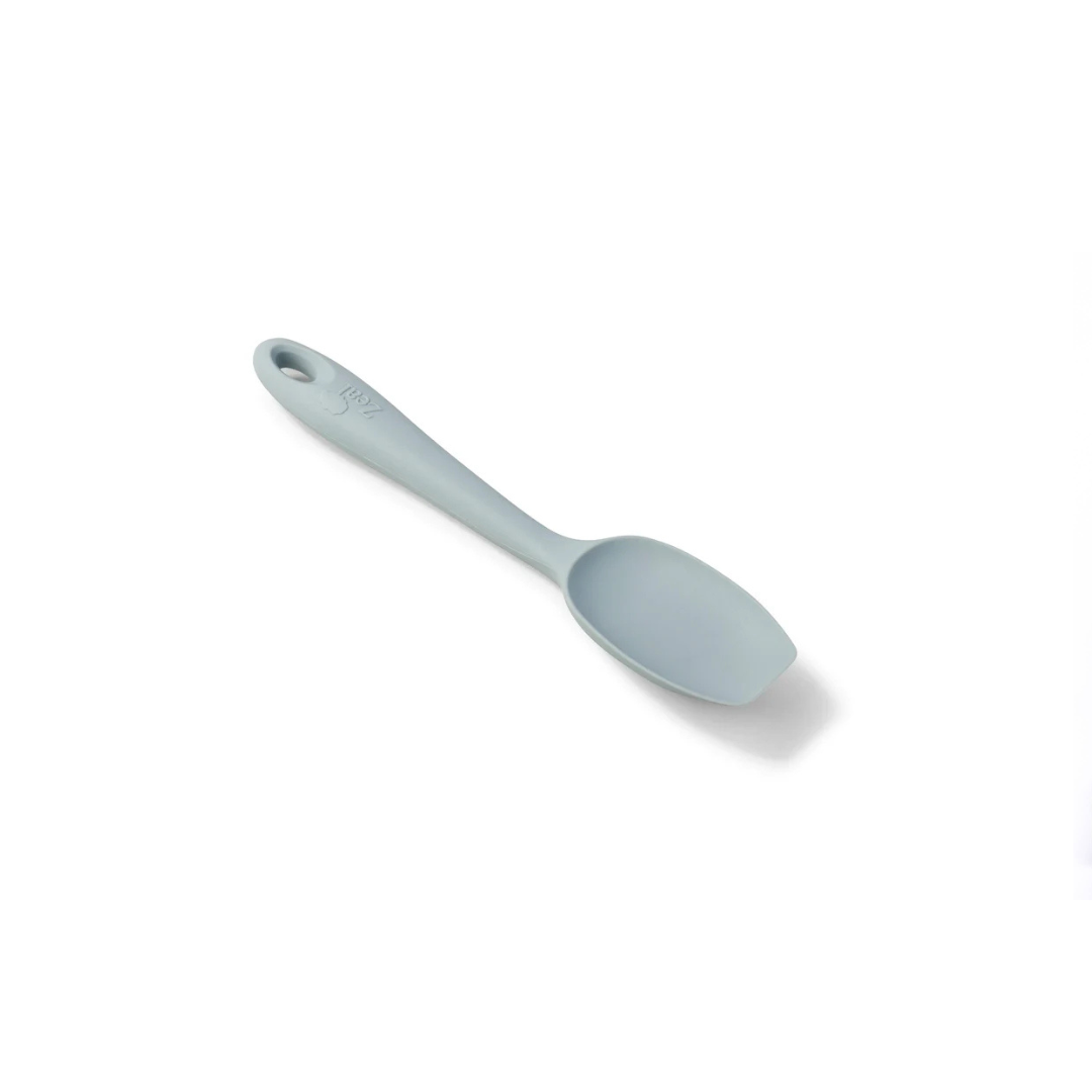 Meet your new kitchen essential—the Silicone Spoonula in Coastal Grey! This clever hybrid of a spoon and spatula is designed for ultimate versatility, making stirring, scraping, mixing, and baking a breeze.