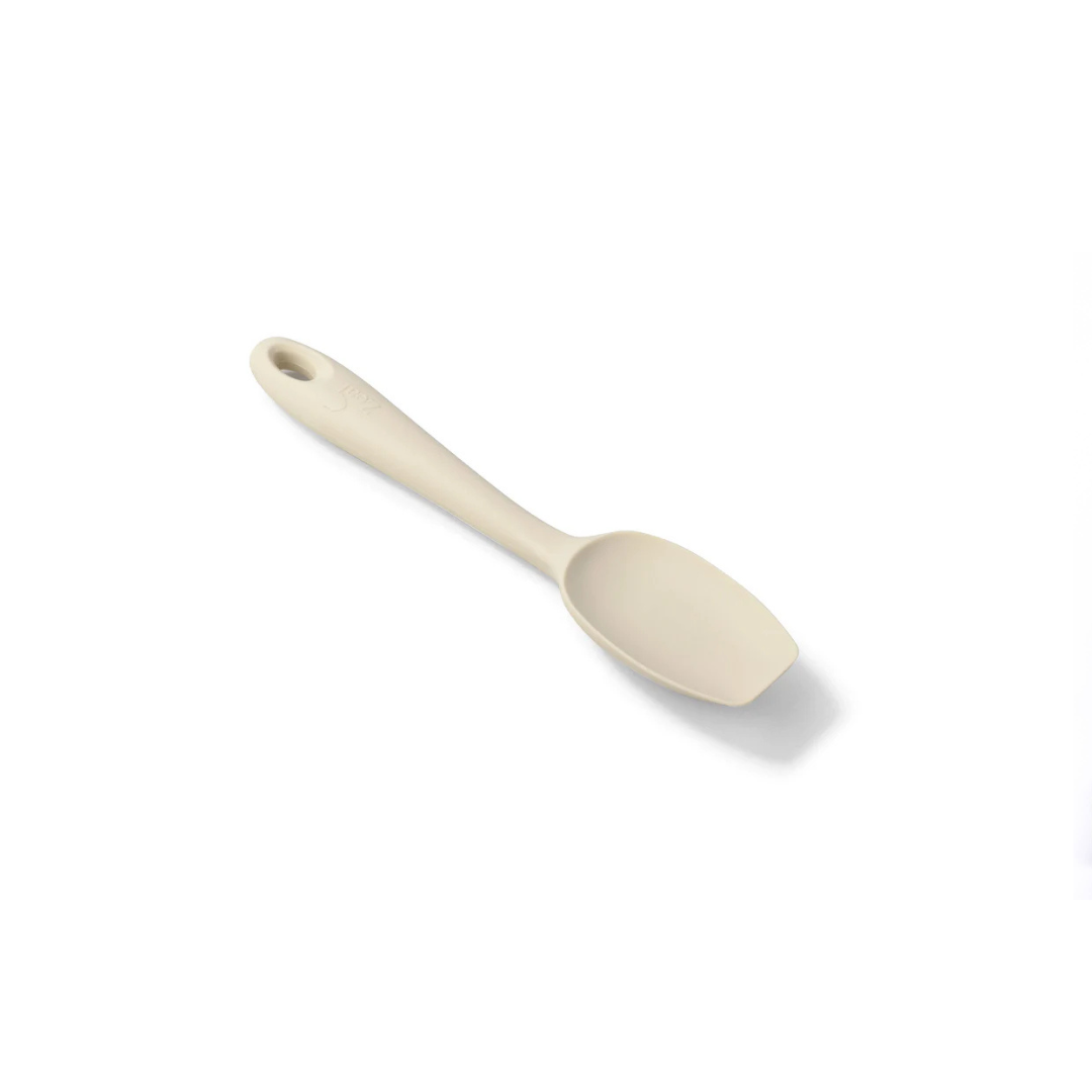 Meet your new kitchen essential—the Silicone Spoonula in Coastal Grey! This clever hybrid of a spoon and spatula is designed for ultimate versatility, making stirring, scraping, mixing, and baking a breeze.