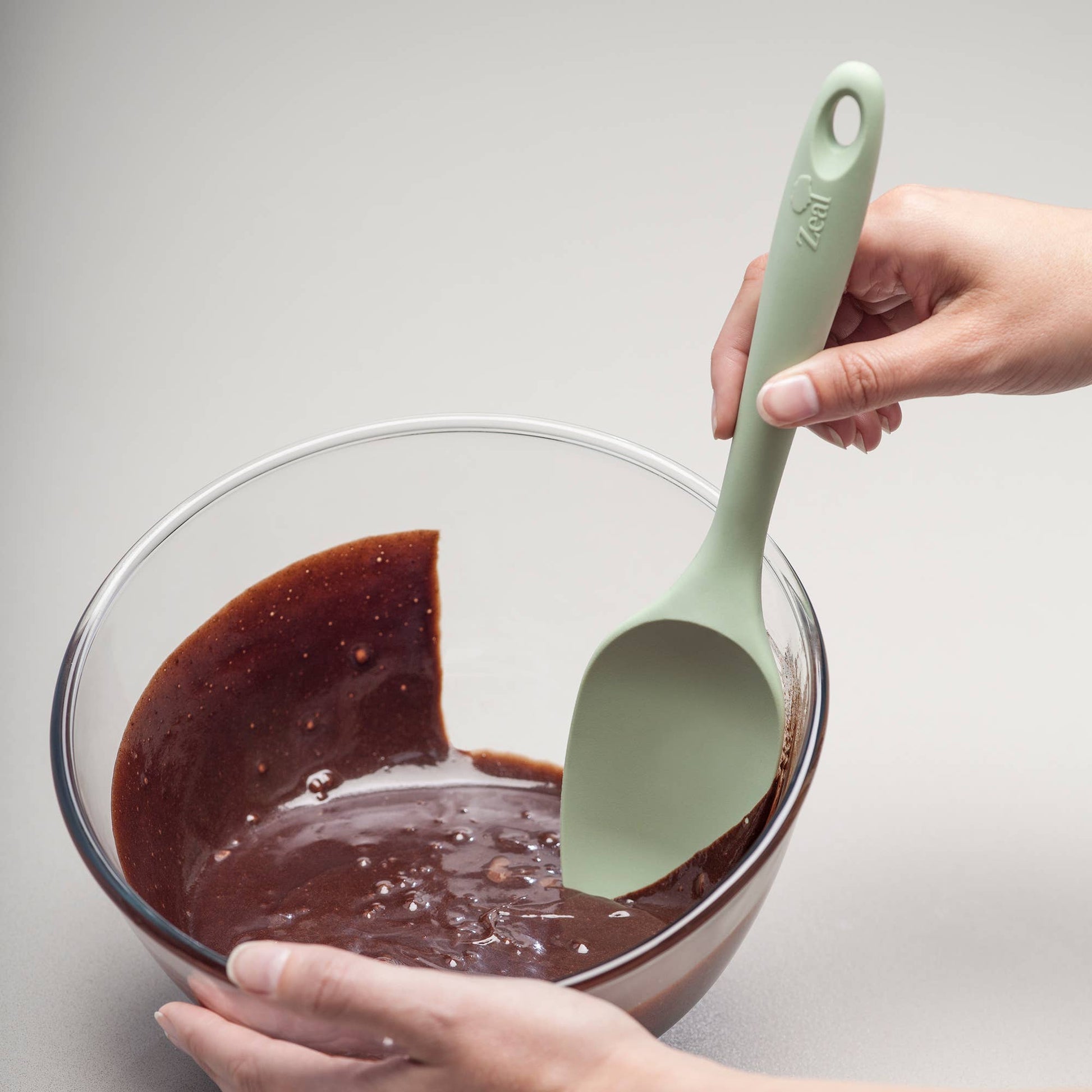 Meet your new kitchen essential—the Silicone Spoonula in Coastal Grey! This clever hybrid of a spoon and spatula is designed for ultimate versatility, making stirring, scraping, mixing, and baking a breeze.