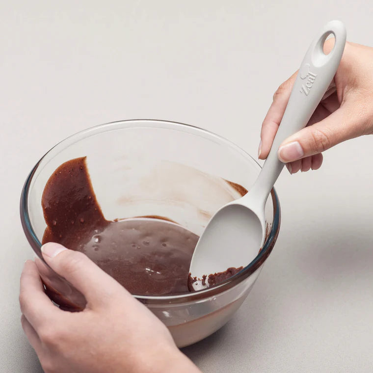 Meet your new kitchen essential—the Silicone Spoonula in Coastal Grey! This clever hybrid of a spoon and spatula is designed for ultimate versatility, making stirring, scraping, mixing, and baking a breeze.