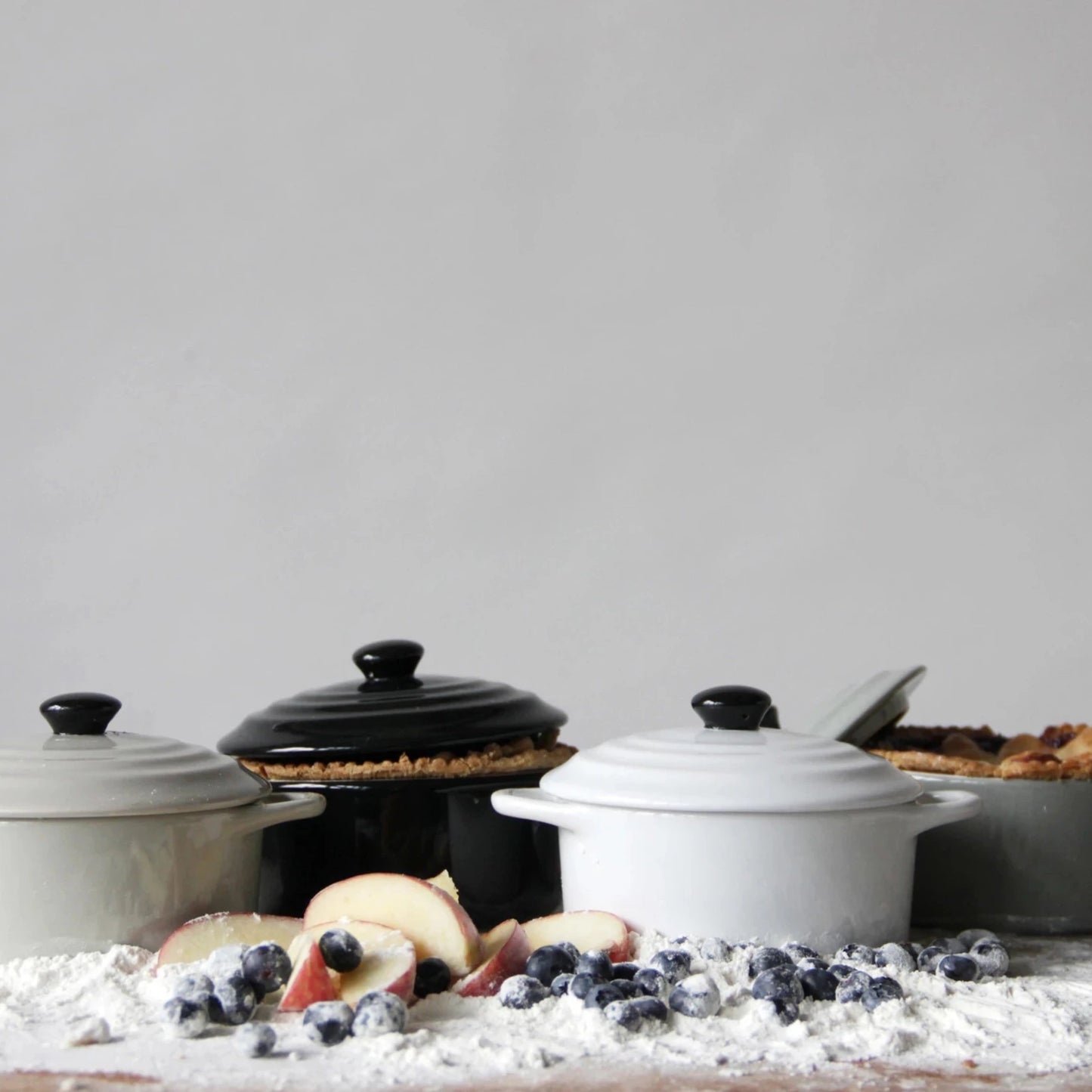 Mini brie bakers are perfect for individual servings and charming room decor. These versatile dishes are ideal for baking and presenting single portions of brownies, quiche, mini cakes, and more.