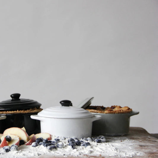 Mini brie bakers are perfect for individual servings and charming room decor. These versatile dishes are ideal for baking and presenting single portions of brownies, quiche, mini cakes, and more.