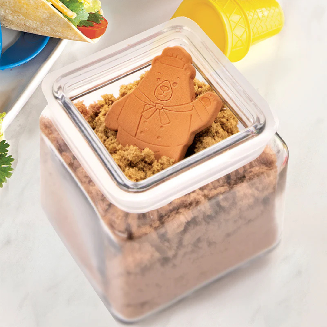 Keep your brown sugar, cookies, and baked goods soft and fresh with the adorable Sugar Bear! Simply soak him in water for 20 minutes, pat dry, and place him in a sealed container to release moisture slowly, keeping your items perfectly soft for over three months.