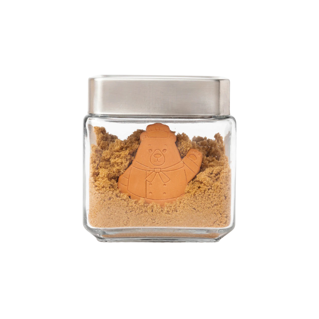 Keep your brown sugar, cookies, and baked goods soft and fresh with the adorable Sugar Bear! Simply soak him in water for 20 minutes, pat dry, and place him in a sealed container to release moisture slowly, keeping your items perfectly soft for over three months.