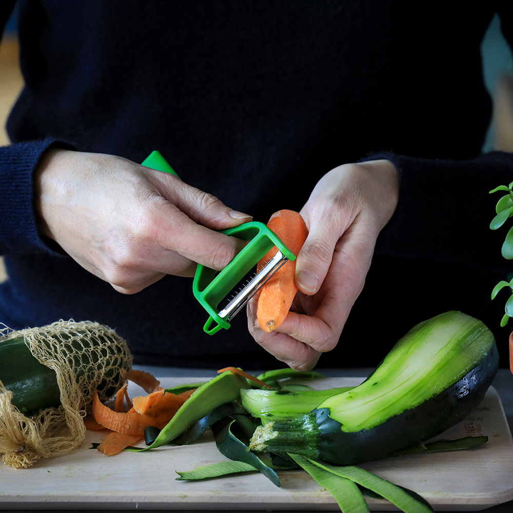 This T shaped peeler is unlike any other in your kitchen drawers. Equipped with a duo of stainless steel blades, the T-DUO peeler can both peel and julienne with a flip of the tool. A micro-serrated blade is very efficient on all vegetables and fruits, including those with thin or smooth skins (mangoes don’t stand a chance), while the Julienne blade easily creates fine strips of anything from zucchini to carrots.