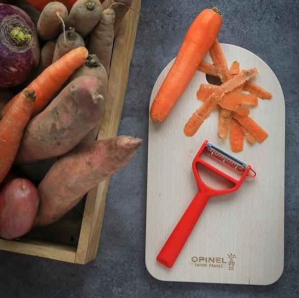 This T shaped peeler is unlike any other in your kitchen drawers. Equipped with a duo of stainless steel blades, the T-DUO peeler can both peel and julienne with a flip of the tool. A micro-serrated blade is very efficient on all vegetables and fruits, including those with thin or smooth skins (mangoes don’t stand a chance), while the Julienne blade easily creates fine strips of anything from zucchini to carrots.