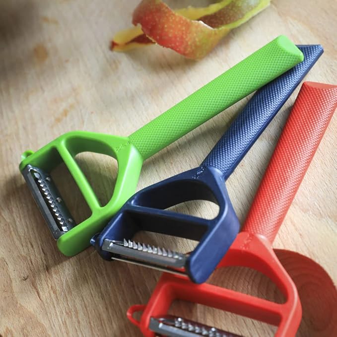 This T shaped peeler is unlike any other in your kitchen drawers. Equipped with a duo of stainless steel blades, the T-DUO peeler can both peel and julienne with a flip of the tool. A micro-serrated blade is very efficient on all vegetables and fruits, including those with thin or smooth skins (mangoes don’t stand a chance), while the Julienne blade easily creates fine strips of anything from zucchini to carrots.