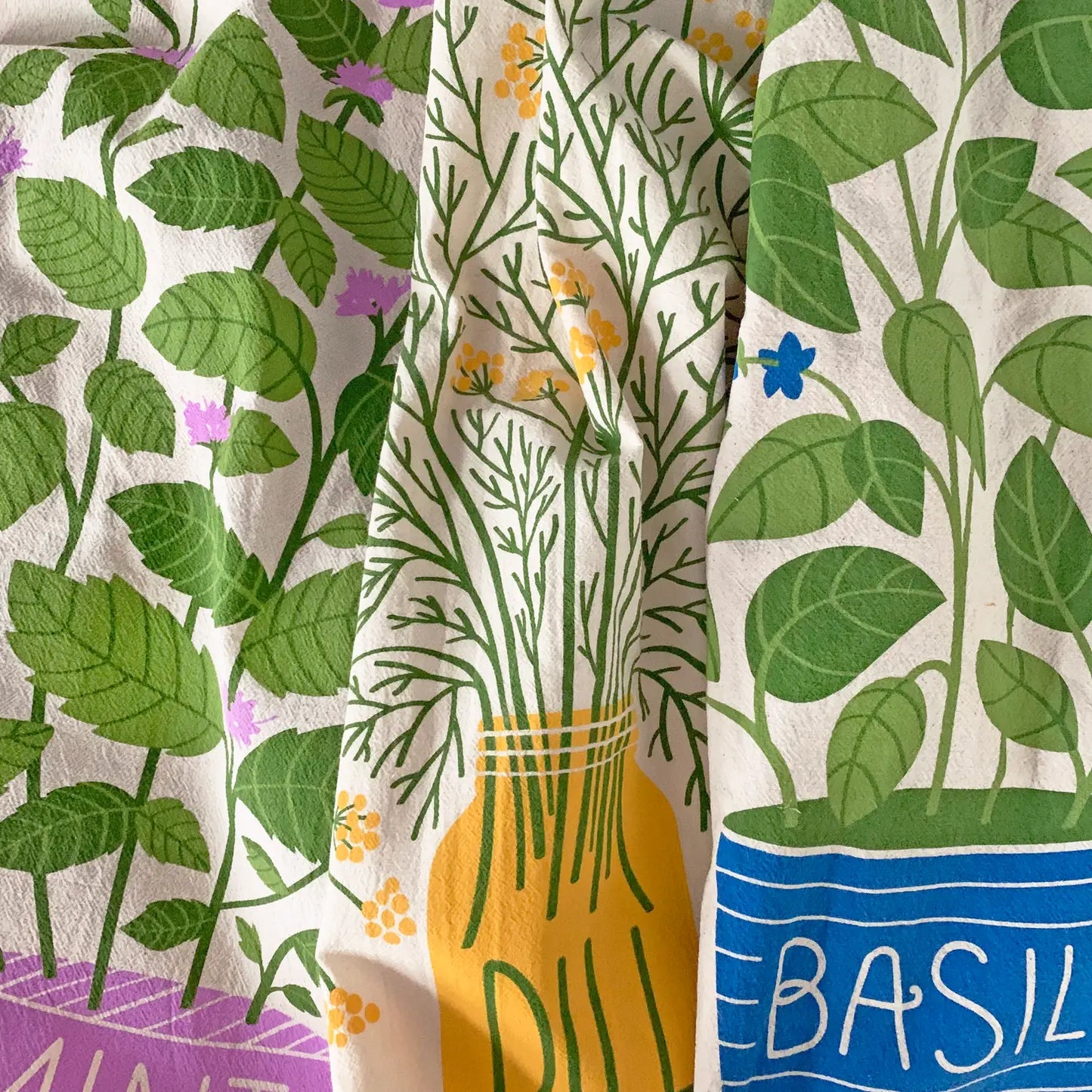 a touch of greenery to your kitchen with the herb Towels! Featuring a charming blue plant pot filled with lush, leafy basil and tiny blue blooms, this towel brings nature’s freshness right to your countertop.