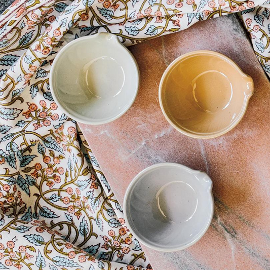 Mini stoneware bowls comes with easy-pour spout and in a set of three. Beautiful stone colors to match any kitchen setting.