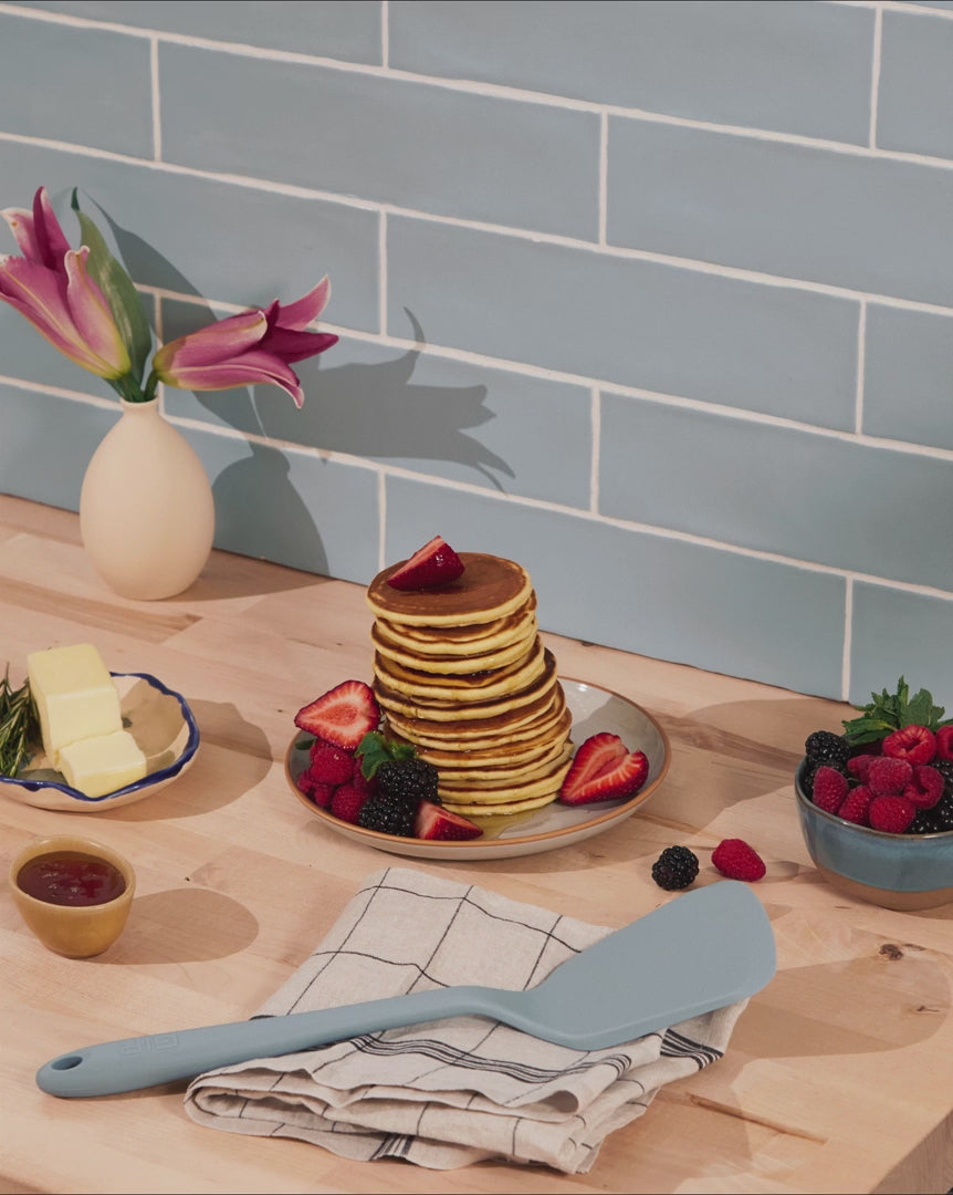 Meet your new kitchen powerhouse—the Ultimate Turner - Slate! Designed for lifting, flipping, and serving hefty foods with ease, this turner is built with a sturdy core for strength and a slightly flexible tip for precision. Whether you're tackling a sizzling BBQ feast, dishing up gooey lasagna, or stacking sky-high pancakes, this tool has the durability and versatility to handle it all.