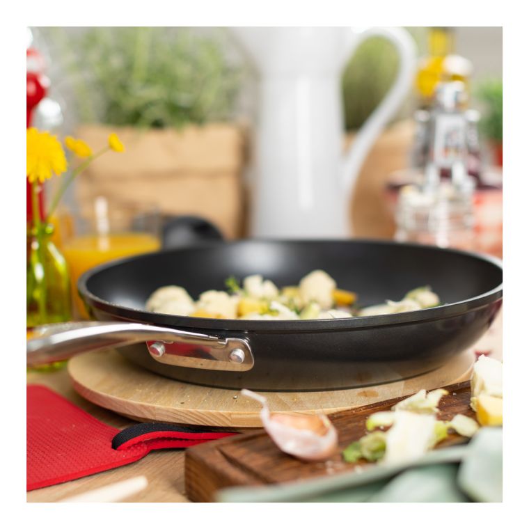 Set of 2 non-stick frying pans by Kuhn Rikon with stainless-steel handles.