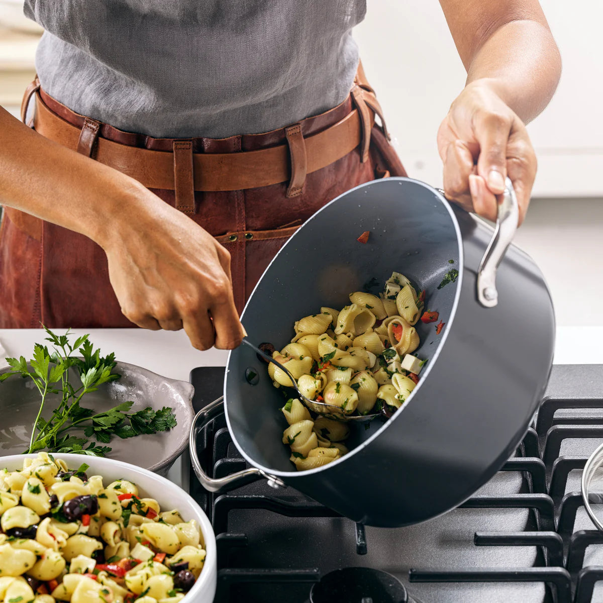 From comforting stews to pasta night perfection, the Valencia Pro 5.5 Quart Stock Pot is built to handle it all—beautifully. Crafted from ultra-durable, hard anodized aluminum and finished with a diamond-infused ceramic nonstick coating, it offers superior strength, scratch resistance, and effortless food release.