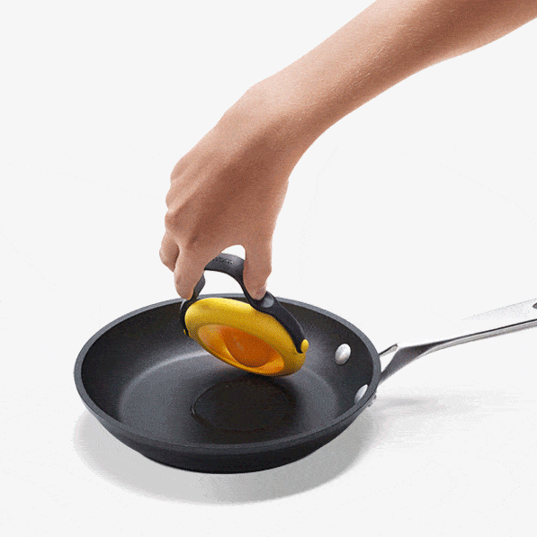 Easily flip, lift, and serve perfect eggs with Flegg! This set of 2 no-leak egg rings features a unique C-channel design that seals in the egg's weight for mess-free cooking. The 360° rotating handle allows for easy flipping and storage, while the heat-resistant handle keeps things safe and cool. Say goodbye to messy breakfasts with Flegg!