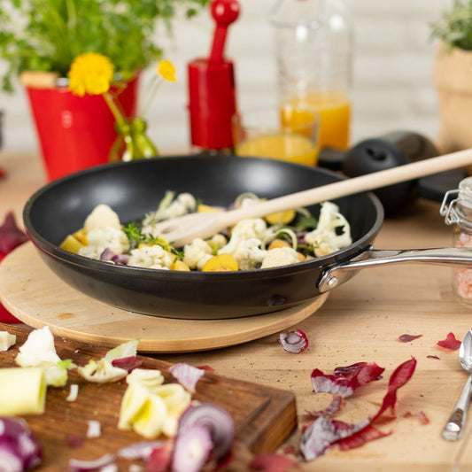 Great, everyday frying pan that’s easy to use, cooks brilliantly and is energy-efficient. You’ll get even cooking throughout the pan for perfect frying. Use this pan for rustling up breakfast, making an omelet for lunch and frying fish, a steak for dinner.