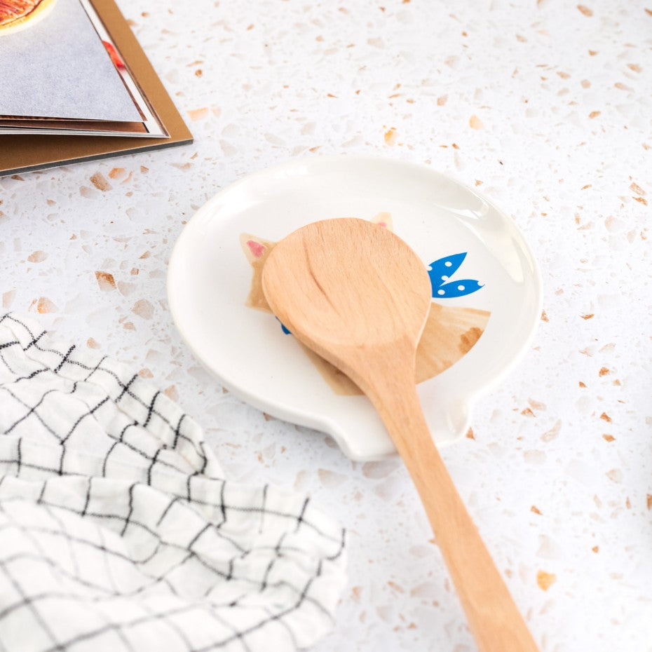  Feline Fine Spoon Rest! This meow-velous addition to your counter or stovetop features a charming cat motif that adds personality and a touch of whimsy to your meal prep. The handy divot ensures your spoon rests comfortably and keeps drips contained. 