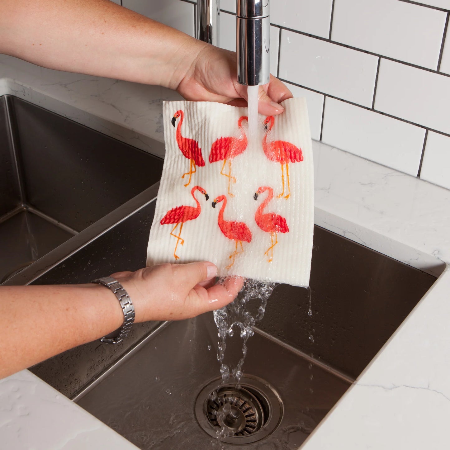 Fly regally through your clean-up routines with this Flamingoes Swedish dishcloth by Ecologie. 