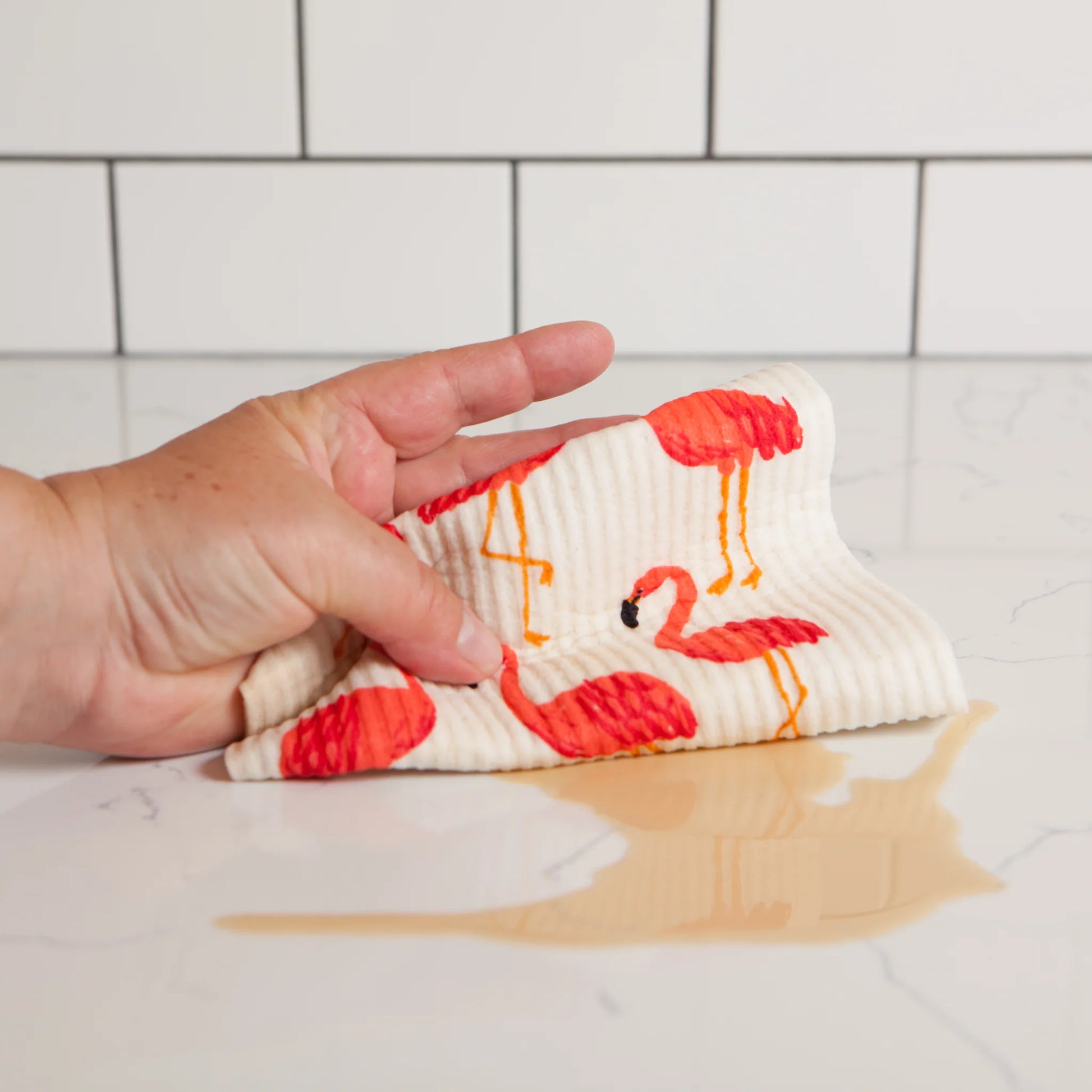 Fly regally through your clean-up routines with this Flamingoes Swedish dishcloth by Ecologie. 