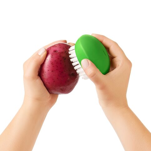 Effortlessly scrub tough vegetables with our Flexible Vegetable Brush! The robust nylon bristles provide powerful cleaning for potatoes, carrots, and other firm produce, while the innovative flexible design with non-slip grip fits perfectly in your hand for comfortable, controlled scrubbing.