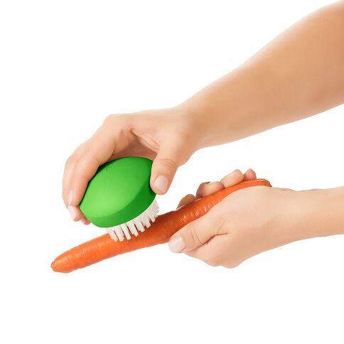Effortlessly scrub tough vegetables with our Flexible Vegetable Brush! The robust nylon bristles provide powerful cleaning for potatoes, carrots, and other firm produce, while the innovative flexible design with non-slip grip fits perfectly in your hand for comfortable, controlled scrubbing.
