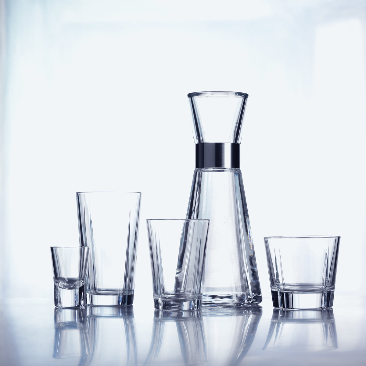 This sleek, minimalist design, complete with a chic stainless steel collar, is the perfect way to serve ice-cold water with a twist—add fresh mint, citrus slices, or frozen berries for a refreshing upgrade. Whether it’s for a casual meal or a formal dinner, this stylish carafe blends seamlessly with any tableware or cutlery, making it a versatile and practical addition to your collection.