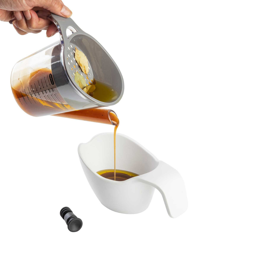  This 16 oz separator helps you create healthier gravies and sauces by effortlessly separating fat from pan juices. Simply pour the drippings into the strainer top, let it filter, then remove the stopper from the spout to serve. 