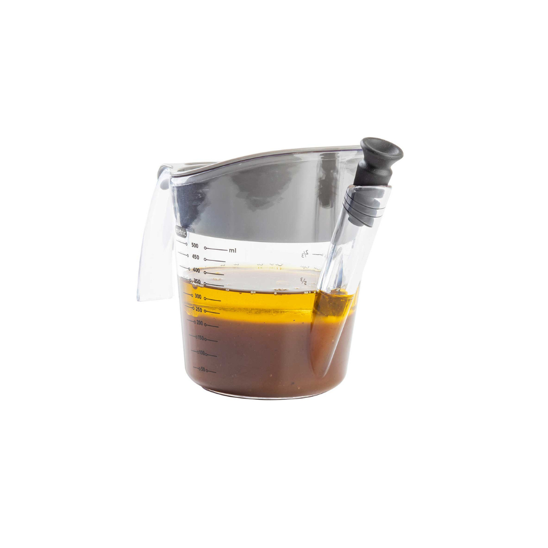  This 16 oz separator helps you create healthier gravies and sauces by effortlessly separating fat from pan juices. Simply pour the drippings into the strainer top, let it filter, then remove the stopper from the spout to serve. 