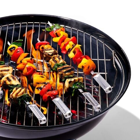 Achieve kabob perfection with the OXO Good Grips 6-Piece Grilling Skewer Set, thoughtfully designed to elevate your grilling experience. The sharp, pointed stainless steel construction ensures effortless loading of ingredients, while the innovative flat design prevents rolling—guaranteeing even cooking on all sides. 