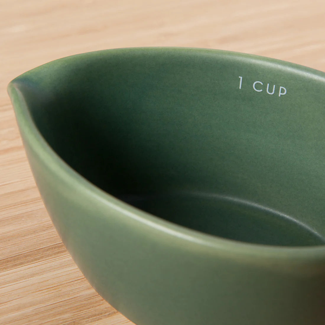 Stoneware set of 4 measuring cups that comes in a giftable box! Comes with 1/4 cup, 1/3 cup, 1/2 cup, and 1 cup green ombre stoneware measuring cups.