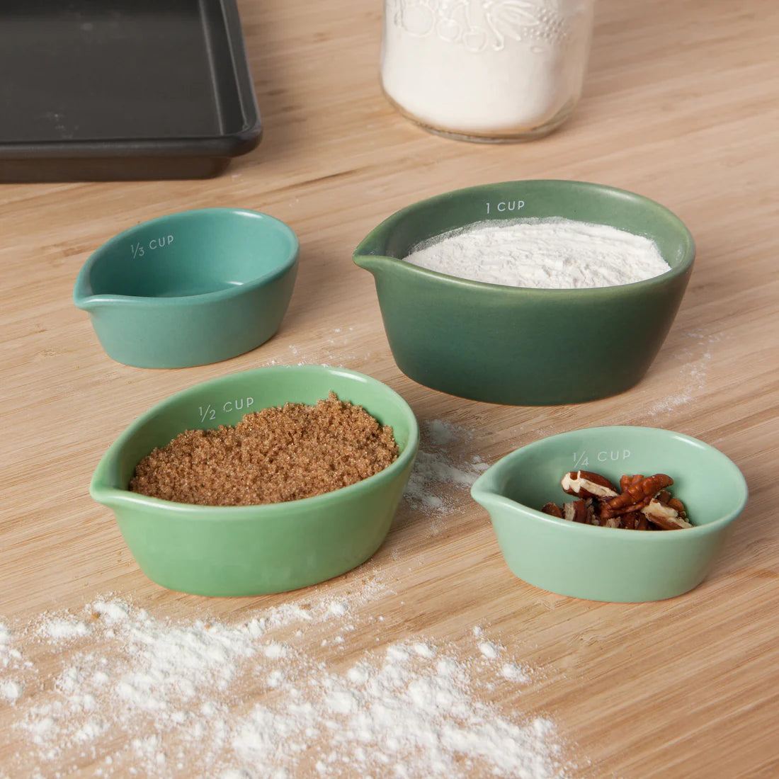 Stoneware set of 4 measuring cups that comes in a giftable box! Comes with 1/4 cup, 1/3 cup, 1/2 cup, and 1 cup green ombre stoneware measuring cups.